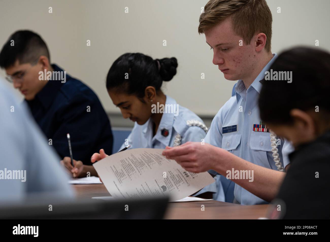 Die Zivilluftstreitkadetten von New Jersey nehmen an einer akademischen Herausforderung an der Joint Base McGuire-Dix-Lakehurst, N.J., 11. Februar 2023 Teil. Der New Jersey Wing of CAP veranstaltete seinen jährlichen Kadettenwettbewerb, um zu bestimmen, welches Team sich dem North East Regional Wettbewerb zuwendet. Kadetten nahmen an einer Reihe von Herausforderungen Teil, darunter einheitliche Inspektionen, akademische Tests und Squad Drill. Stockfoto