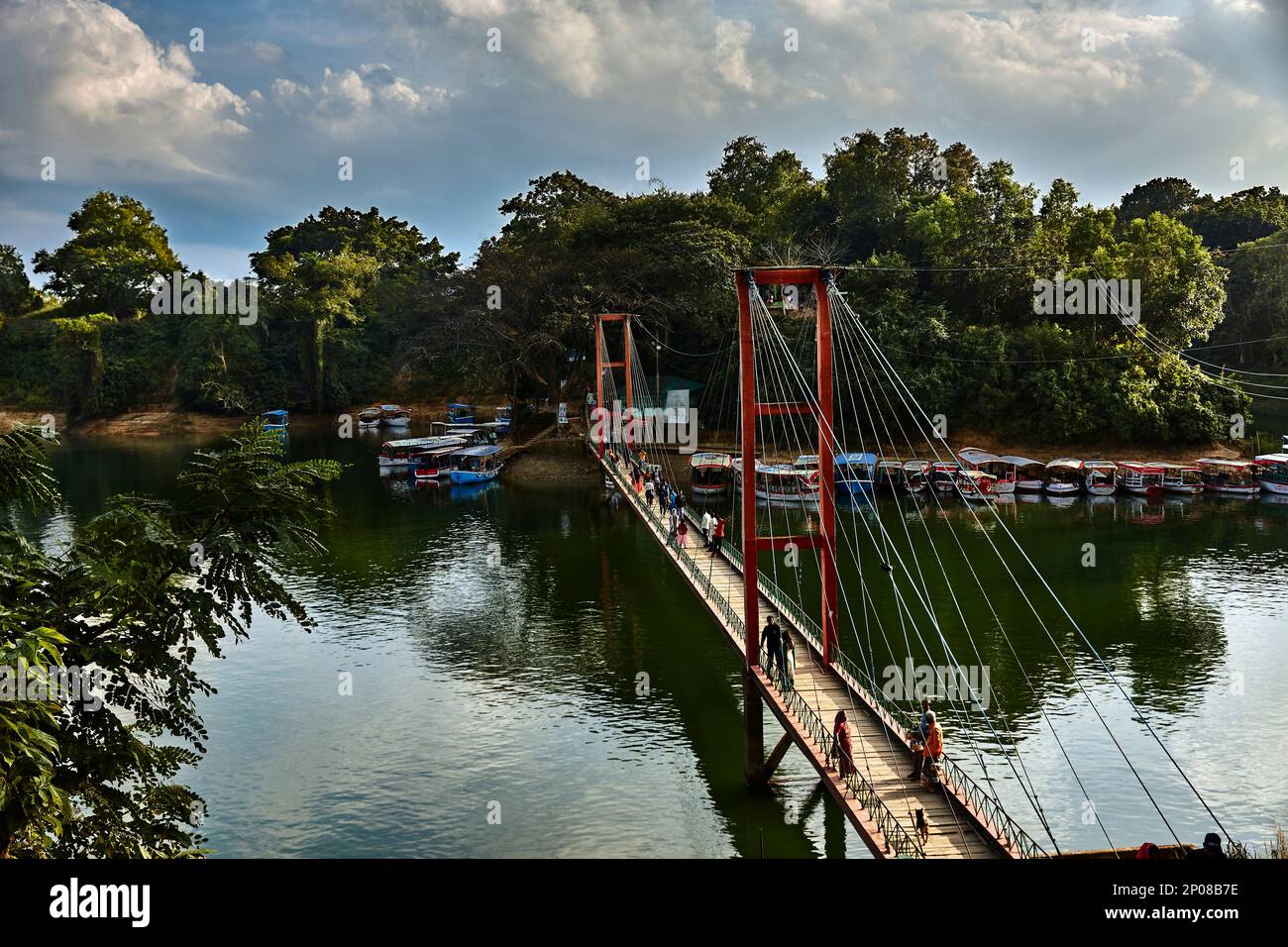 Kaptai Hängebrücke, Jhulonto Brücke, Rangamati, Chittagong Hill Tracts, Bangladesch - 05. Januar 2020: Touristik-Kreuzfahrtschiffe liegen in Kaptai La vor Stockfoto