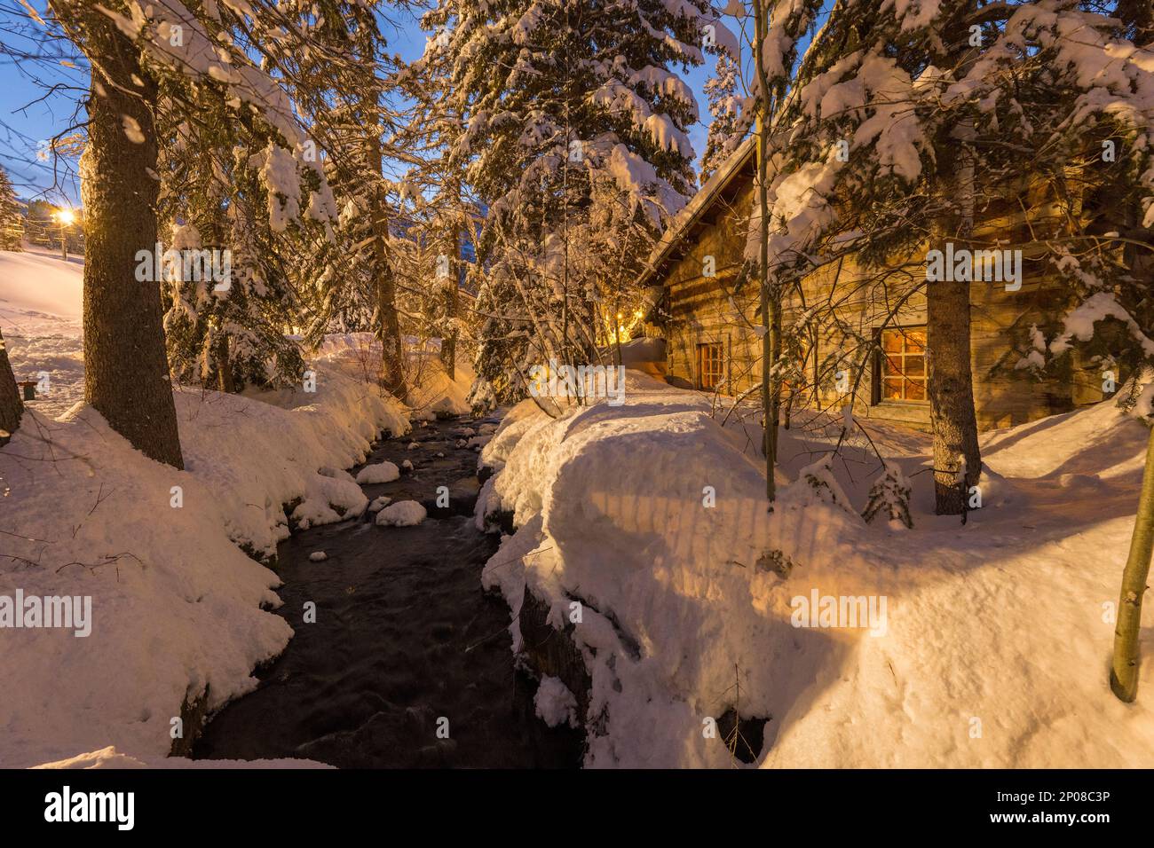 Winterszene bei Nacht mit dem Bach vor der Owl Bar im Sundance Resort, auch bekannt als Sundance Mountain Resort, ein Skigebiet Stockfoto