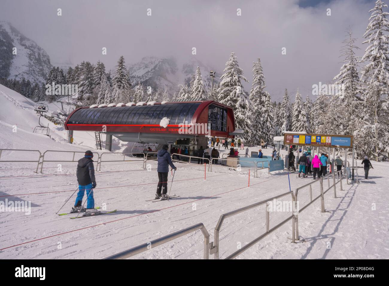 Blick auf die Skipisten und den Skilift im Sundance Resort, auch bekannt als Sundance Mountain Resort, das ein Skigebiet ist, das 13 Meilen (21 km) nördlich liegt Stockfoto