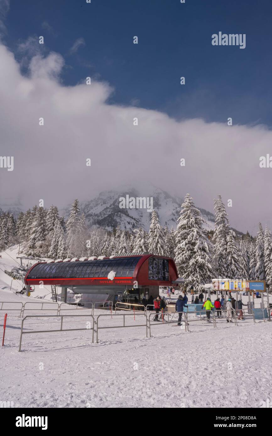 Blick auf die Skipisten und den Skilift im Sundance Resort, auch bekannt als Sundance Mountain Resort, das ein Skigebiet ist, das 13 Meilen (21 km) nördlich liegt Stockfoto
