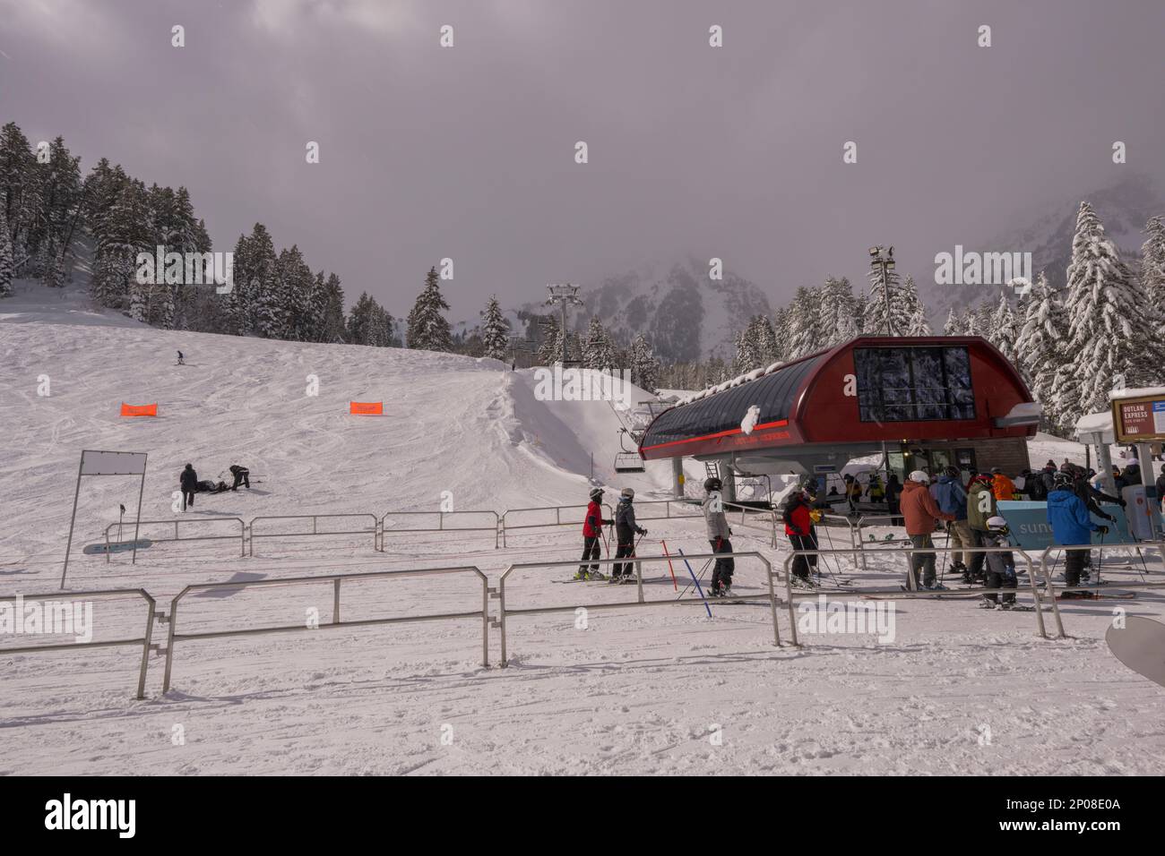 Blick auf die Skipisten und den Skilift im Sundance Resort, auch bekannt als Sundance Mountain Resort, das ein Skigebiet ist, das 13 Meilen (21 km) nördlich liegt Stockfoto