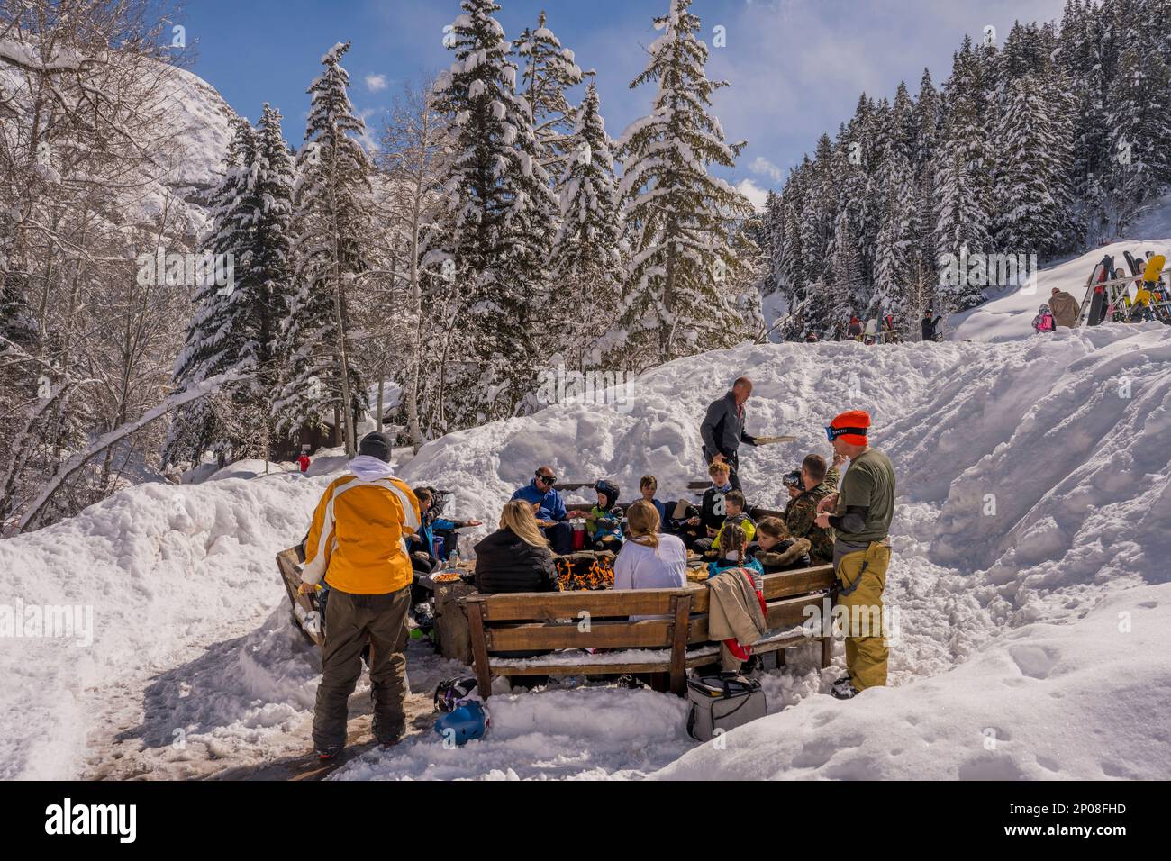 Gäste wärmen sich an einer Gas-Feuerstelle im Sundance Resort auf, auch bekannt als Sundance Mountain Resort, ein Skigebiet, das sich 13 Meilen (21 km) nördlich befindet Stockfoto
