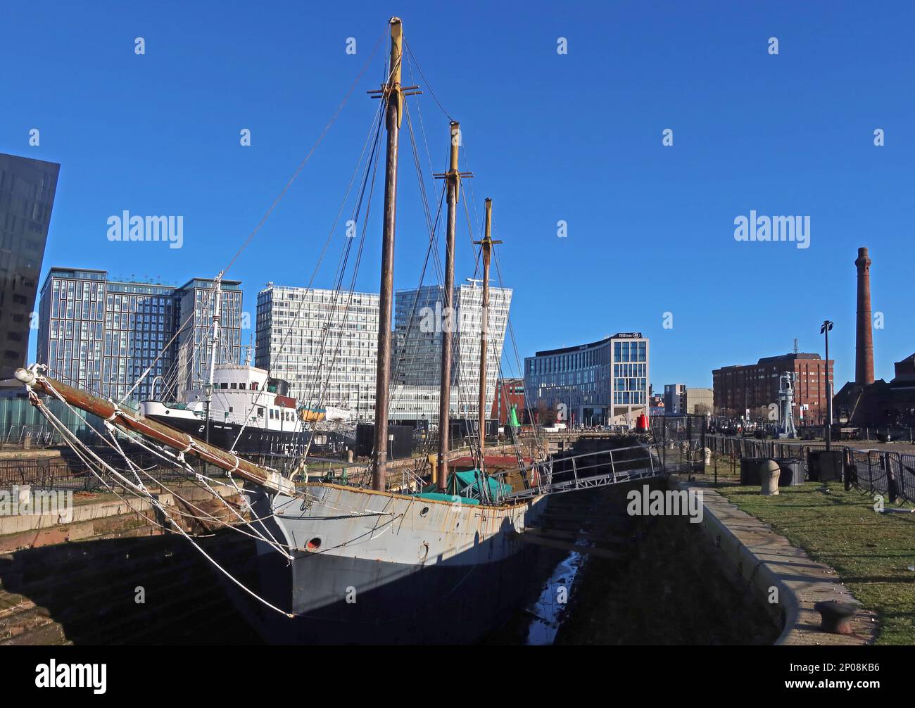 De Wadden Schooner, am Graving Dry Dock, Skyline von Albert Dock, Pier Head, Liverpool, Merseyside, England, UK, L3 4AF Stockfoto