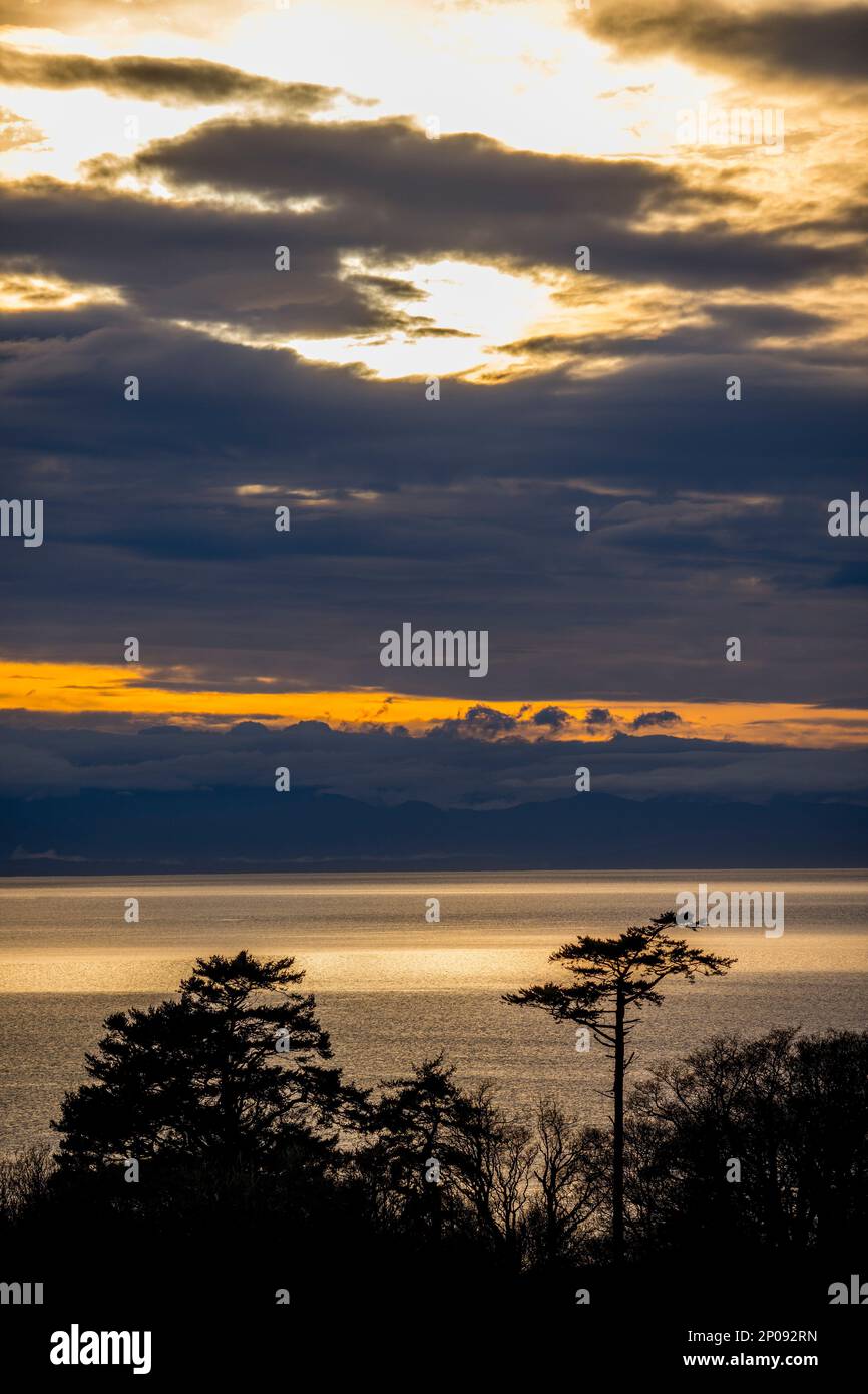 Blick auf die Haro Strait mit dramatischem Himmel vom American Camp (San Juan Island National Historical Park) auf San Juan Island auf den San Juan Islands i. Stockfoto