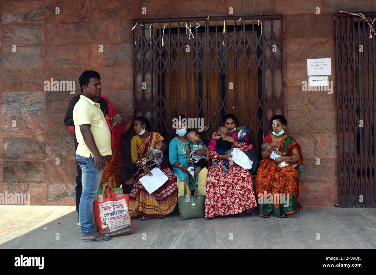 2. März 2023, Kalkutta, westbengalen, Indien: Angehörige und Patienten mit Fieber und Atemwegserkrankungen warten auf eine Behandlung außerhalb einer Notaufnahme in einem staatlich geführten Krankenhaus. Adenovirus verursacht häufig respiratorische Symptome im Zusammenhang mit Fieber, Erkältungen und Atembeschwerden. (Kreditbild: © Sudipta das/Pacific Press via ZUMA Press Wire) NUR REDAKTIONELLE VERWENDUNG! Nicht für den kommerziellen GEBRAUCH! Stockfoto