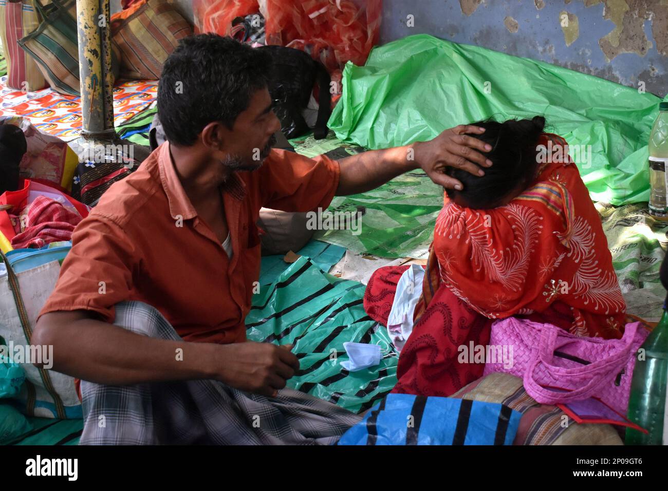 2. März 2023, Kalkutta, westbengalen, Indien: Eine Frau ist getröstet, nachdem sein Kind an Atemwegsinfektionen in einem Kinderkrankenhaus gestorben ist. Adenovirus verursacht häufig respiratorische Symptome im Zusammenhang mit Fieber, Erkältungen und Atembeschwerden. (Kreditbild: © Sudipta das/Pacific Press via ZUMA Press Wire) NUR REDAKTIONELLE VERWENDUNG! Nicht für den kommerziellen GEBRAUCH! Stockfoto