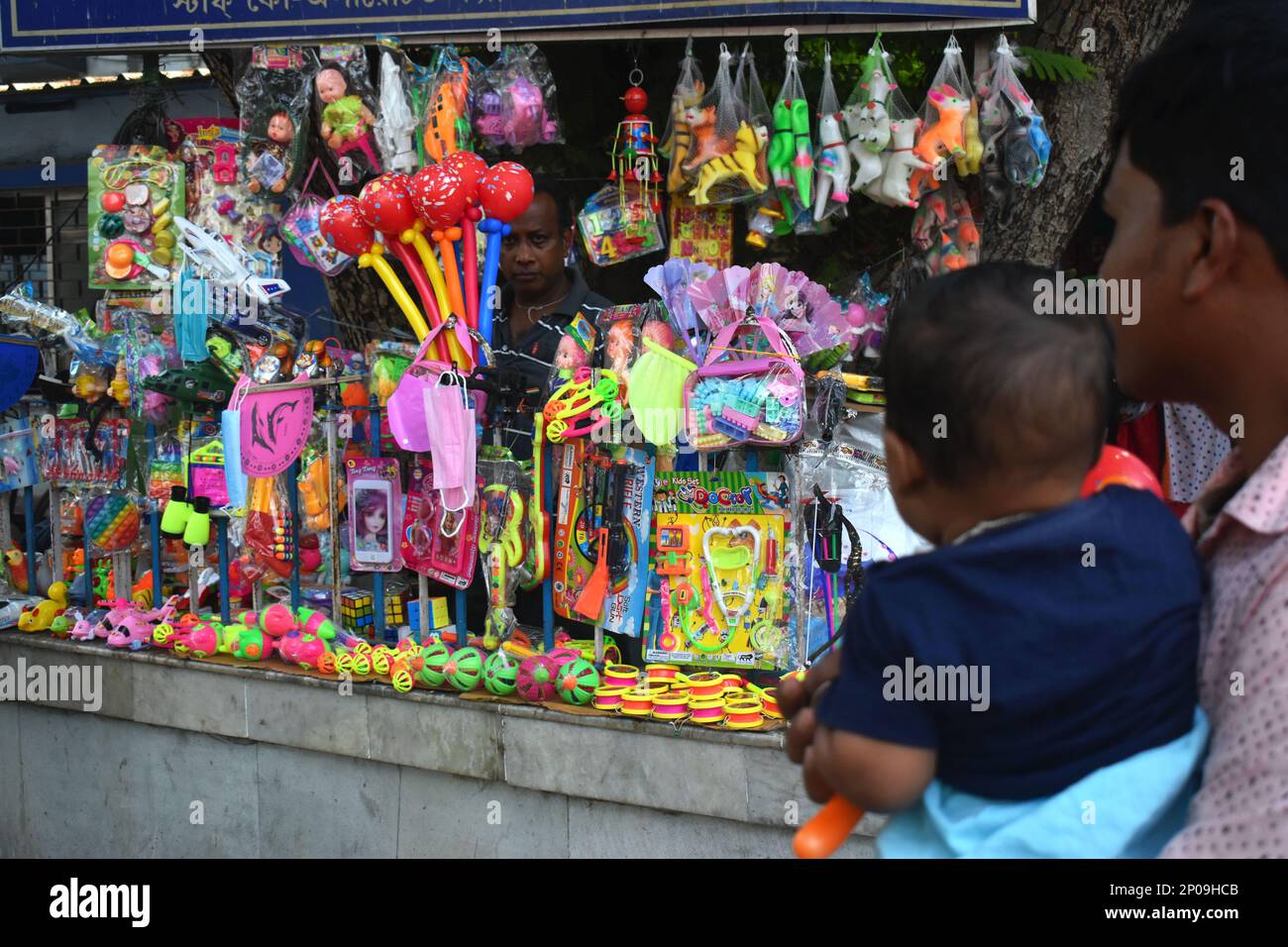 2. März 2023, Kalkutta, westbengalen, Indien: Eine Person verkauft Spielzeug in einem Kinderkrankenhaus in Kalkutta. (Kreditbild: © Sudipta das/Pacific Press via ZUMA Press Wire) NUR REDAKTIONELLE VERWENDUNG! Nicht für den kommerziellen GEBRAUCH! Stockfoto