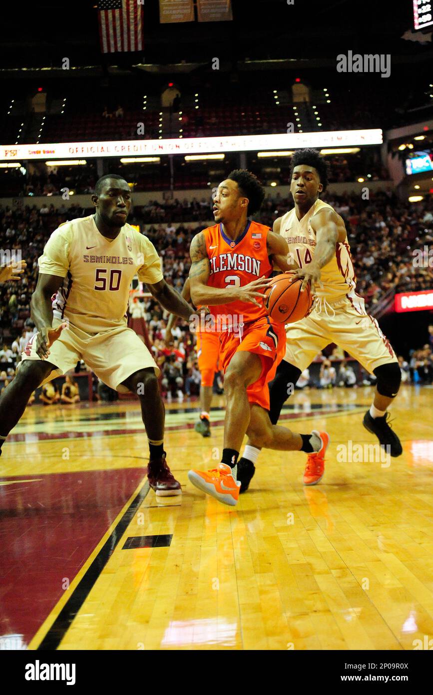 TALLAHASSEE, FL - FEBRUARY 05: Marcquise Reed (2) guard Clemson University Tigers attempts to control the basketball against Terance Mann (14) guard and Michael Ojo (NGA)(50) center Florida State University (FSU) Seminoles in an Atlantic Coast Conference (ACC) game Sunday, February 5, 2017, at Donald L. Tucker Civic Center in Tallahassee, Florida. FSU wins 61-109. (Photo by David Allio/Icon Sportswire) (Icon Sportswire via AP Images) Stockfoto