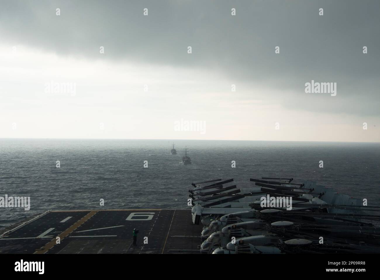 EAST CHINA SEA (1. März 2023) Japan Maritime Self-Defense Force Minesweepers JS Hirashima (MSC 601), Front, Und JS Yakushima (MSC 602), zurück, segelt in Formation mit dem nach vorn eingesetzten amphibischen Angriffsträger USS America (LHA 6) während einer Übung zur Minenabwehr im Rahmen der Übung Iron Fist im Ostchinesischen Meer, März 1. Iron Fist ist eine jährliche bilaterale Übung, die darauf abzielt, die Interoperabilität zu erhöhen und die Beziehungen zwischen den USA zu stärken Marine Corps, die USA Navy, die Japan Ground Self-Defense Force und die Japan Maritime Self-Defense Force. Amerika, führendes Schiff der A Stockfoto