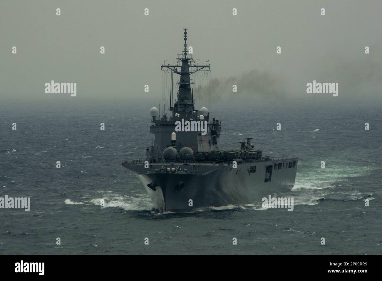 OSTCHINESISCHES MEER (1. März 2023) Japan Maritime Self-Defense Force Landeschiff Panzer JS Osumi (LST-4001) segelt in Formation mit dem nach vorn eingesetzten Amphibien-Angriffsträger USS America (LHA 6) während einer Minenabwehrübung im Rahmen der Übung Iron Fist im Ostchinesischen Meer, März 1. Iron Fist ist eine jährliche bilaterale Übung, die darauf abzielt, die Interoperabilität zu erhöhen und die Beziehungen zwischen den USA zu stärken Marine Corps, die USA Navy, die Japan Ground Self-Defense Force und die Japan Maritime Self-Defense Force. Amerika, das führende Schiff der America Amphibious Ready Group, ist die Oper Stockfoto