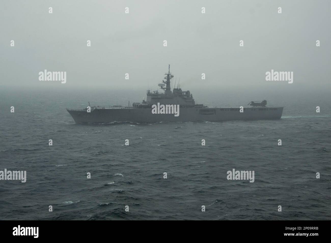 OSTCHINESISCHES MEER (1. März 2023) Amphibientransportschiff USS Green Bay (LPD 20) segelt in Formation mit dem nach vorn eingesetzten Amphibienschiff USS America (LHA 6) während einer Übung zur Minenabwehr im Rahmen der Übung Iron Fist im Ostchinesischen Meer (1. März). Iron Fist ist eine jährliche bilaterale Übung, die darauf abzielt, die Interoperabilität zu erhöhen und die Beziehungen zwischen den USA zu stärken Marine Corps, die USA Navy, die Japan Ground Self-Defense Force und die Japan Maritime Self-Defense Force. America, das führende Schiff der America Amphibious Ready Group, ist im 7. FL tätig Stockfoto