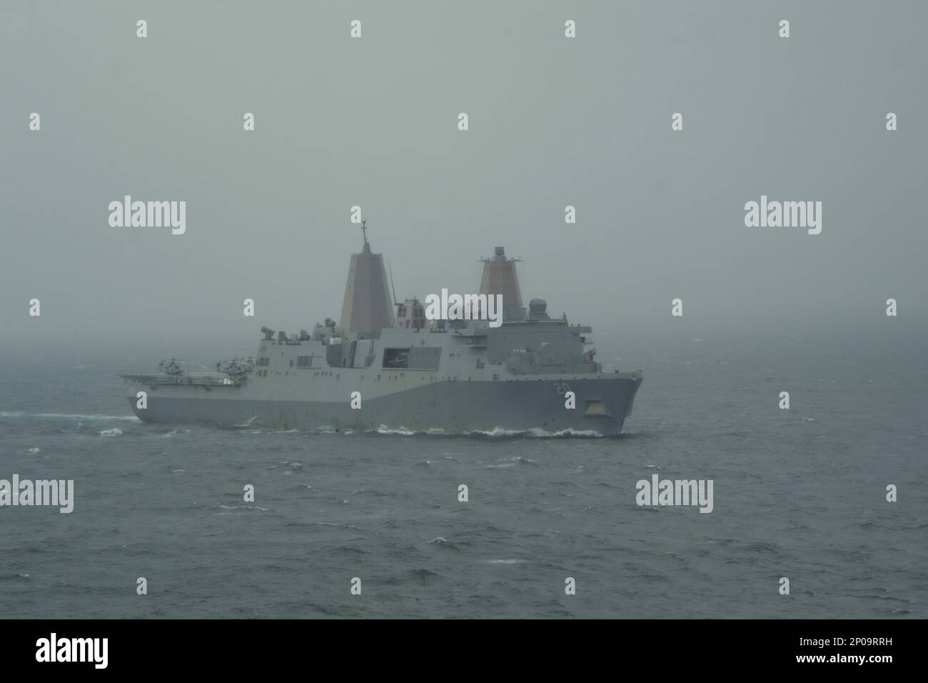 OSTCHINESISCHES MEER (1. März 2023) Japan Maritime Self-Defense Force Landeschiff Panzer JS Osumi (LST-4001) segelt in Formation mit dem nach vorn eingesetzten Amphibien-Angriffsträger USS America (LHA 6) während einer Minenabwehrübung im Rahmen der Übung Iron Fist im Ostchinesischen Meer, März 1. Iron Fist ist eine jährliche bilaterale Übung, die darauf abzielt, die Interoperabilität zu erhöhen und die Beziehungen zwischen den USA zu stärken Marine Corps, die USA Navy, die Japan Ground Self-Defense Force und die Japan Maritime Self-Defense Force. Amerika, das führende Schiff der America Amphibious Ready Group, ist die Oper Stockfoto
