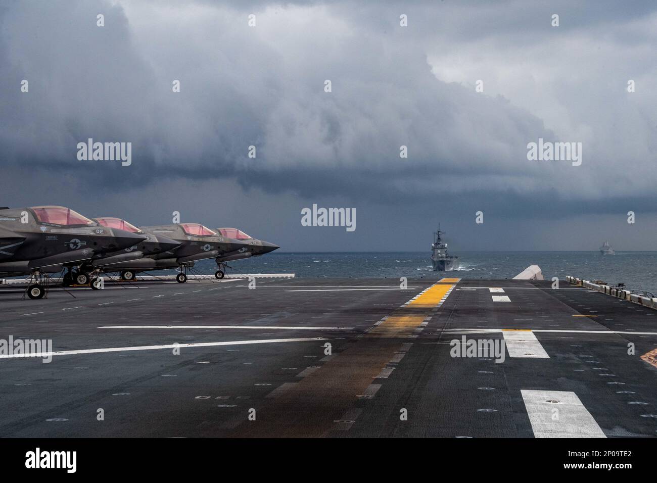 OSTCHINESISCHES MEER (1. März 2023) Japan Maritime Self-Defense Force Landeschiff Panzer JS Osumi (LST-4001), vorne, Und Amphibienschiff USS Green Bay (LPD 20), zurück, segeln Sie in Formation mit dem nach vorn eingesetzten Amphibienschiff USS America (LHA 6), während einer Antiminenübung im Rahmen der Übung Iron Fist während des Segelns im Ostchinesischen Meer, März 1. Iron Fist ist eine jährliche bilaterale Übung, die darauf abzielt, die Interoperabilität zu erhöhen und die Beziehungen zwischen den USA zu stärken Marine Corps, die USA Navy, die Japan Ground Self Defense Force und die Japan Maritime Stockfoto