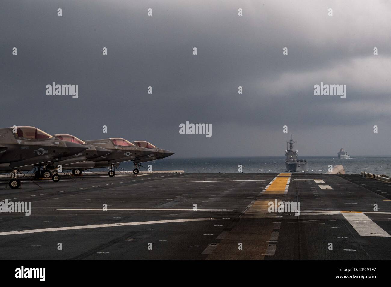 OSTCHINESISCHES MEER (1. März 2023) Japan Maritime Self-Defense Force Landeschiff Panzer JS Osumi (LST-4001), vorne, Und Amphibienschiff USS Green Bay (LPD 20), zurück, segeln Sie in Formation mit dem nach vorn eingesetzten Amphibienschiff USS America (LHA 6), während einer Antiminenübung im Rahmen der Übung Iron Fist während des Segelns im Ostchinesischen Meer, März 1. Iron Fist ist eine jährliche bilaterale Übung, die darauf abzielt, die Interoperabilität zu erhöhen und die Beziehungen zwischen den USA zu stärken Marine Corps, die USA Navy, die Japan Ground Self Defense Force und die Japan Maritime Stockfoto