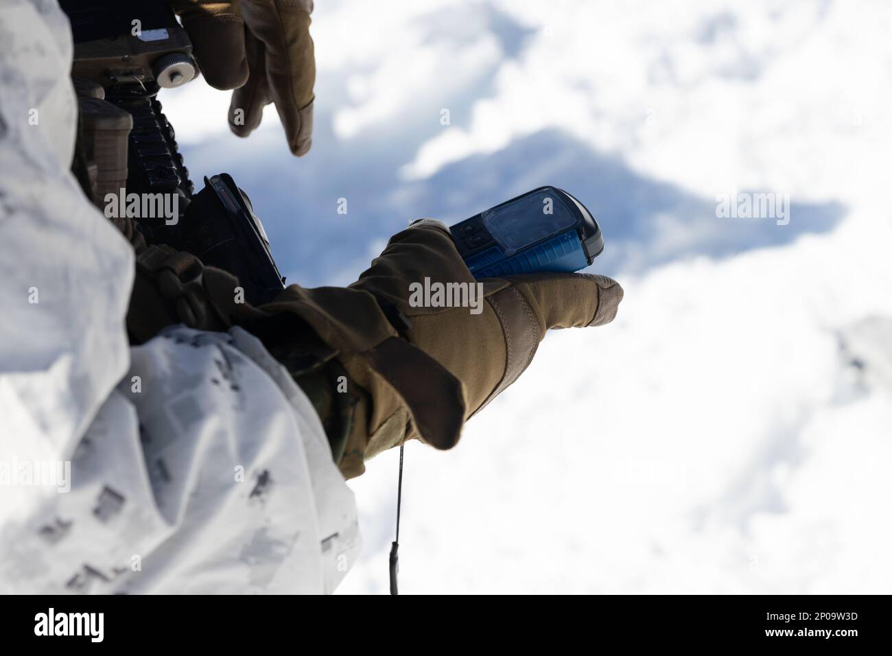 EIN US-AMERIKANISCHER Marine mit 2. Bataillon, 8. Marine Regiment, 2. Marine Division, verwendet ein Lawinensignal während des Trainings in Mountain Warfare (MTX) 2-23 im Marine Corps Mountain Warfare Training Center, Bridgeport, Kalifornien, 28. Januar 2023. MTX, die erste Schulungsentwicklung der Service Level Training-Übung 2-23, vermittelt Marines, wie sie in bergigen Umgebungen überleben und arbeiten können. (USA Marinekorps (Foto: CPL. Andrew Bray) Stockfoto