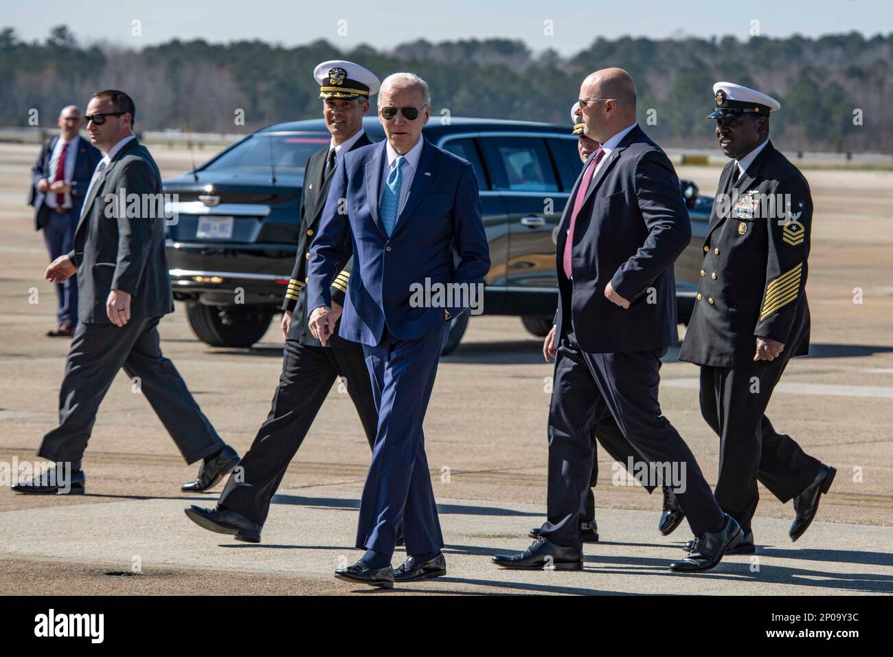 Virginia Beach, Virginia (28. Februar 2023) – USA Präsident Joe Biden kommt an Bord der Naval Air Station Oceana während eines Besuchs in Virginia Beach. (USA Marinebild von Mass Communication Specialist 2. Class Megan Wollam/veröffentlicht) Stockfoto