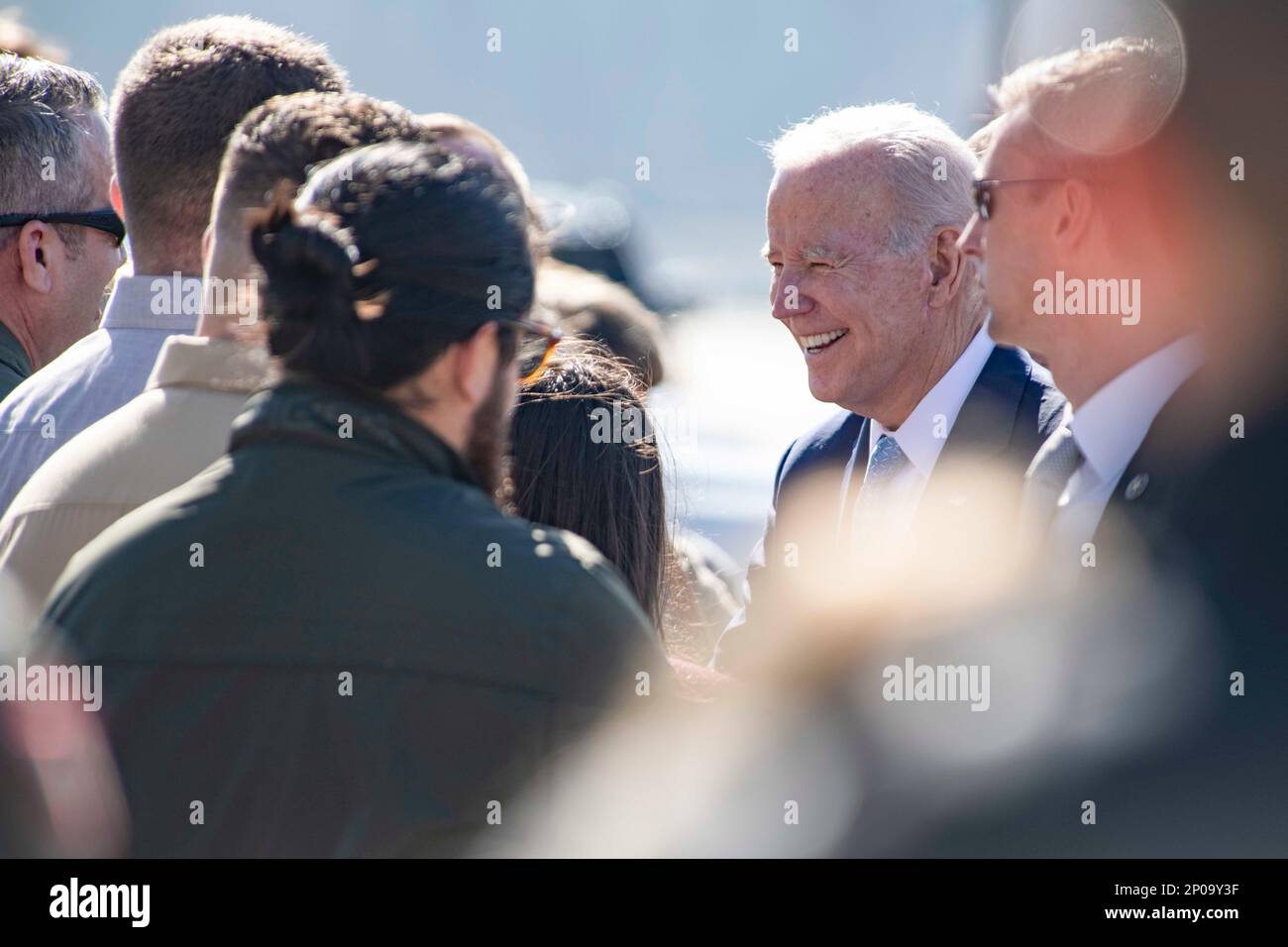 Virginia Beach, Virginia (28. Februar 2023) – USA Präsident Joe Biden kommt an Bord der Naval Air Station Oceana während eines Besuchs in Virginia Beach. (USA Marinebild von Mass Communication Specialist 2. Class Megan Wollam/veröffentlicht) Stockfoto
