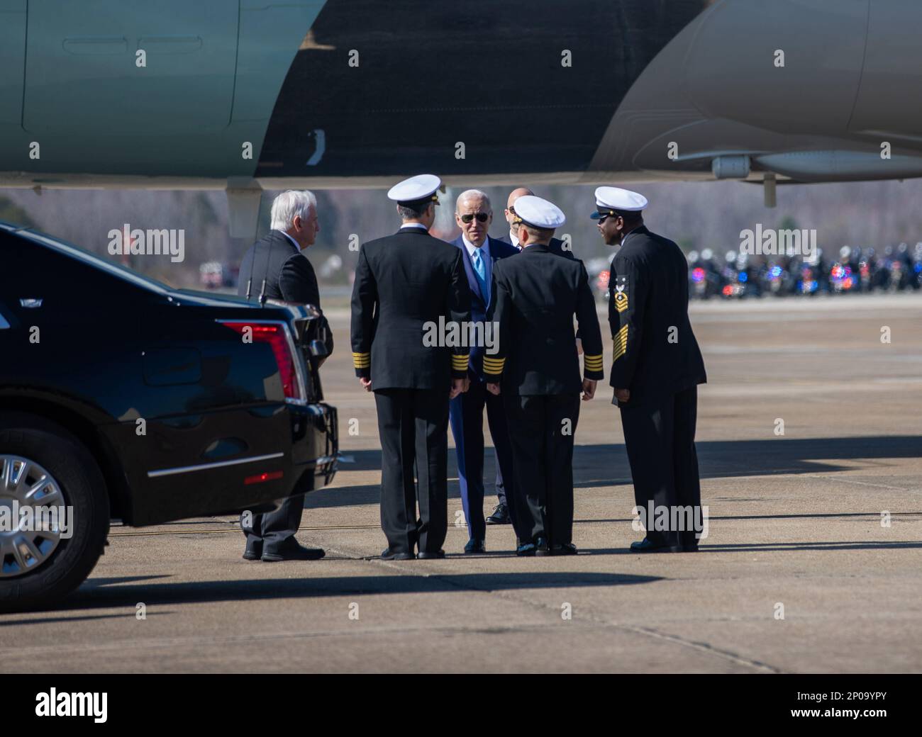 VIRGINIA BEACH, Virginia (28. Februar 2023) Präsident Joe Biden spricht mit der Führung der Naval Air Station Oceana, während er zu einem Besuch in der Gegend um Hampton Roads ankommt. (USA Marinefoto von Brian M. Brooks, Chief Mass Communication Specialist) Stockfoto