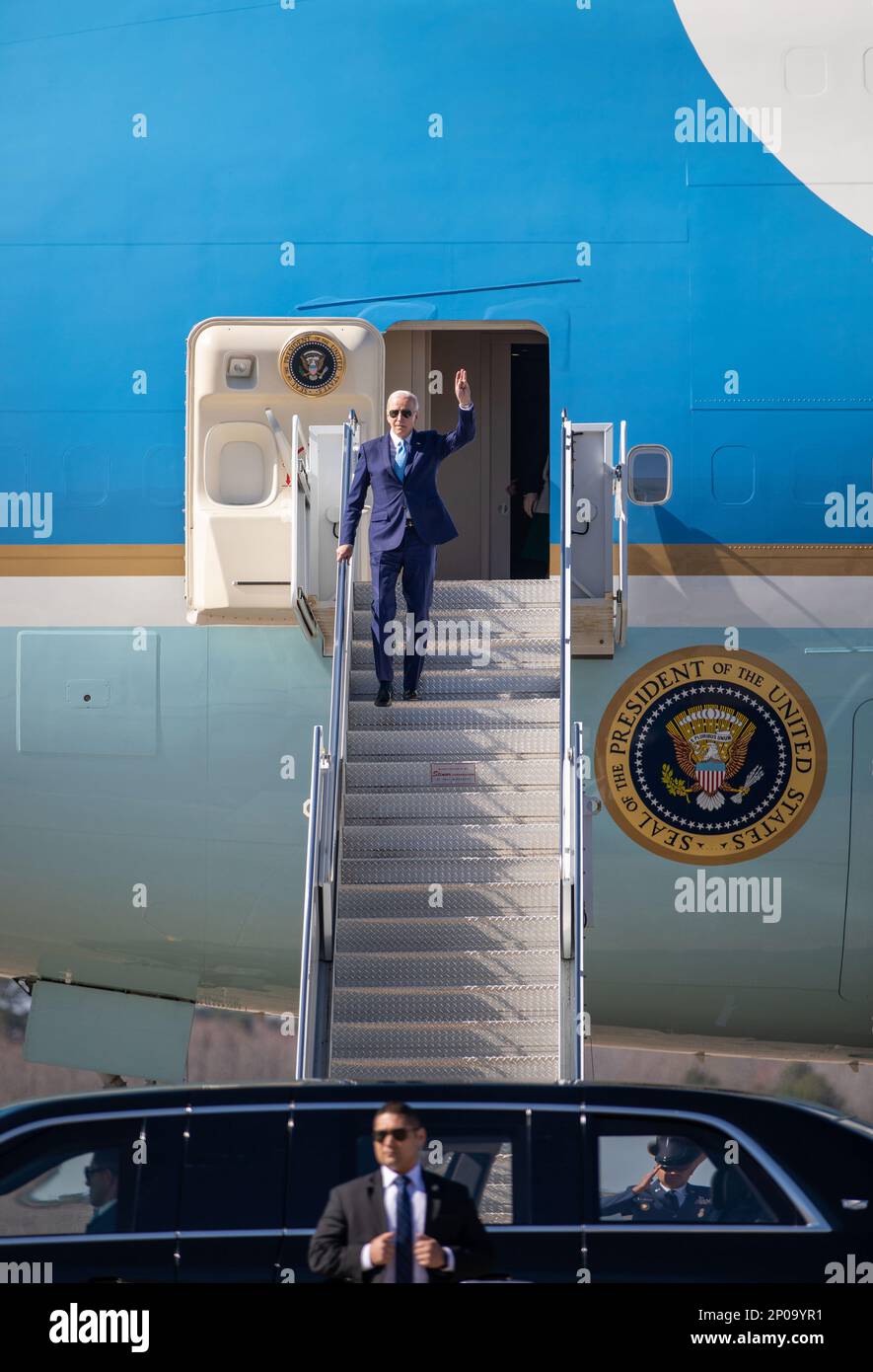 VIRGINIA BEACH, Virginia (28. Februar 2023) Präsident Joe Biden Waves, während er die Air Force One verlässt, wenn er am Naval Air Station Oceana ankommt. (USA Marinefoto von Brian M. Brooks, Chief Mass Communication Specialist) Stockfoto