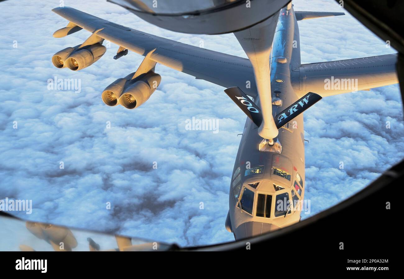 EIN US-AMERIKANISCHER Air Force B-52H Stratofortress-Flugzeug, dem 5. Bombenflügel zugeteilt, Minot Air Force Base, N.D., betankt über ein KC-135 Stratotanker-Flugzeug, das dem 100. Air Tanken Flügel in Royal Air Force Mildenhall, England, am 24. Februar 2023 zugeteilt wurde. Alle B-52Hs können mit zwei elektrooptischen Betrachtungssensoren, zukunftsweisenden Infrarot- und fortschrittlichen Zielkapseln ausgestattet werden, um die Zielerfassung, Kampfbewertung und Flugsicherheit zu verbessern und so die Kampffähigkeit weiter zu verbessern. (USA Air Force Foto von Airman 1. Class Katie Mullikin) Stockfoto