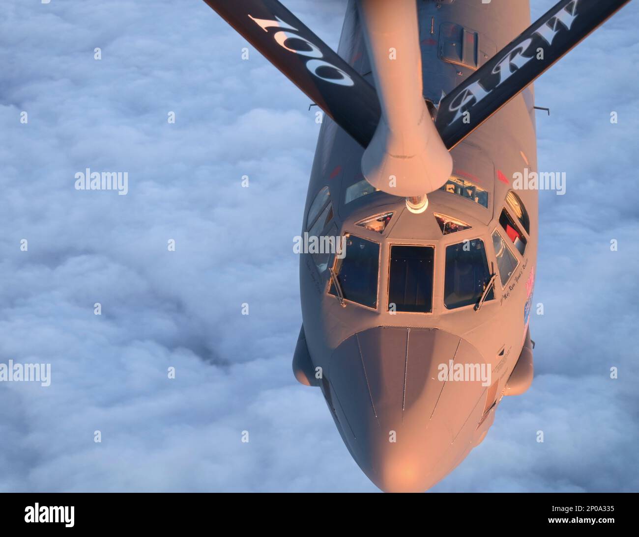 EIN US-AMERIKANISCHER Air Force B-52H Stratofortress, dem 5. Bombenflügel zugeteilt, Minot Air Force Base, N.D., fliegt in der Nähe, um Treibstoff von einem KC-135 Stratotanker-Flugzeug zu erhalten, das dem 100. Luftwaffenflügel zugeteilt wurde, Royal Air Force Mildenhall, England, 24. Februar 2023. Die Bomber Task Force operiert in den USA Mittel des strategischen Kommandos zur Durchführung der dynamischen Beschäftigung von Streitkräften zur Unterstützung der nationalen Verteidigungsstrategie. (USA Air Force Foto von Airman 1. Class Katie Mullikin) Stockfoto