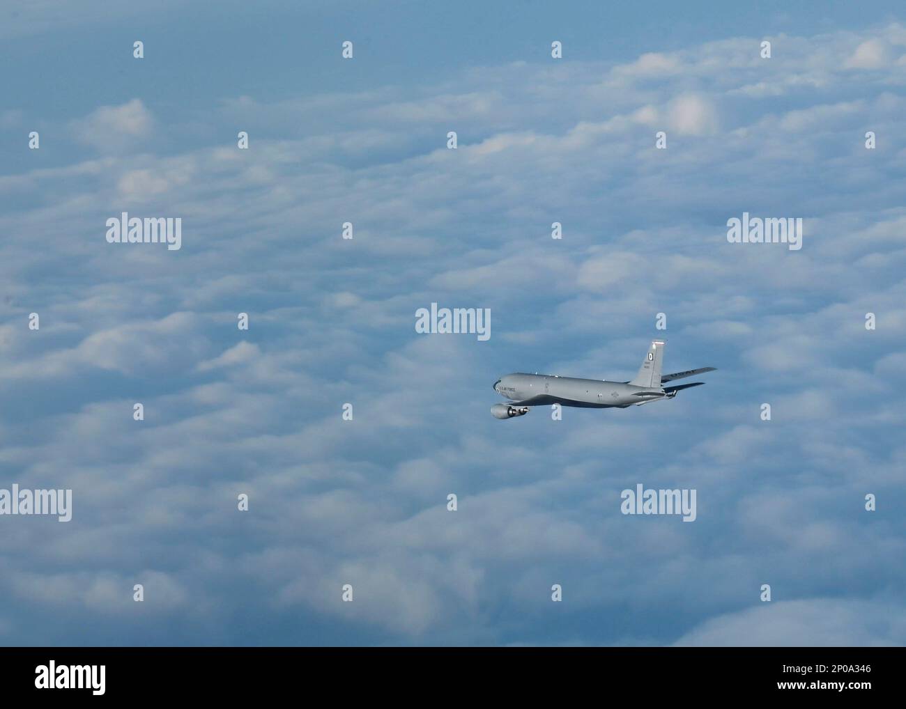 EIN US-AMERIKANISCHER Air Force KC-135 Stratotanker, dem 100. Air Tanken Flügel zugeteilt, fliegt auf dem Weg nach Royal Air Force Mildenhall, England, nach Betankung eines B-52H Stratofortress-Flugzeugs vom 5. Bomb Wing, Minot Air Force Base, N.D., 24. Februar 2023. Die Fähigkeiten des KC-135 verlängern die Flugübungszeit und den Kampfradius und stellen so sicher, dass US-Flugzeuge und Alliierten-Nationalflugzeuge in der Region Frieden und Stabilität im europäischen Theater bewahren. (USA Air Force Foto von Airman 1. Class Katie Mullikin) Stockfoto