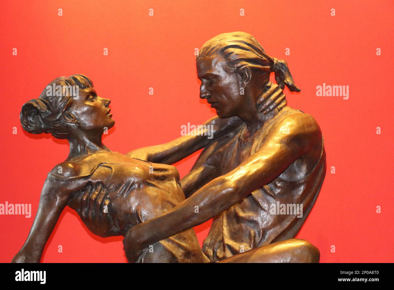 Lebensgroße Bronzeskulptur mit dem Titel „Tango“ von Les Johnson, beauftragt, verschiedene Tanzstile in Carmens Tanzlokal an Bord der Aurora zu illustrieren. Stockfoto
