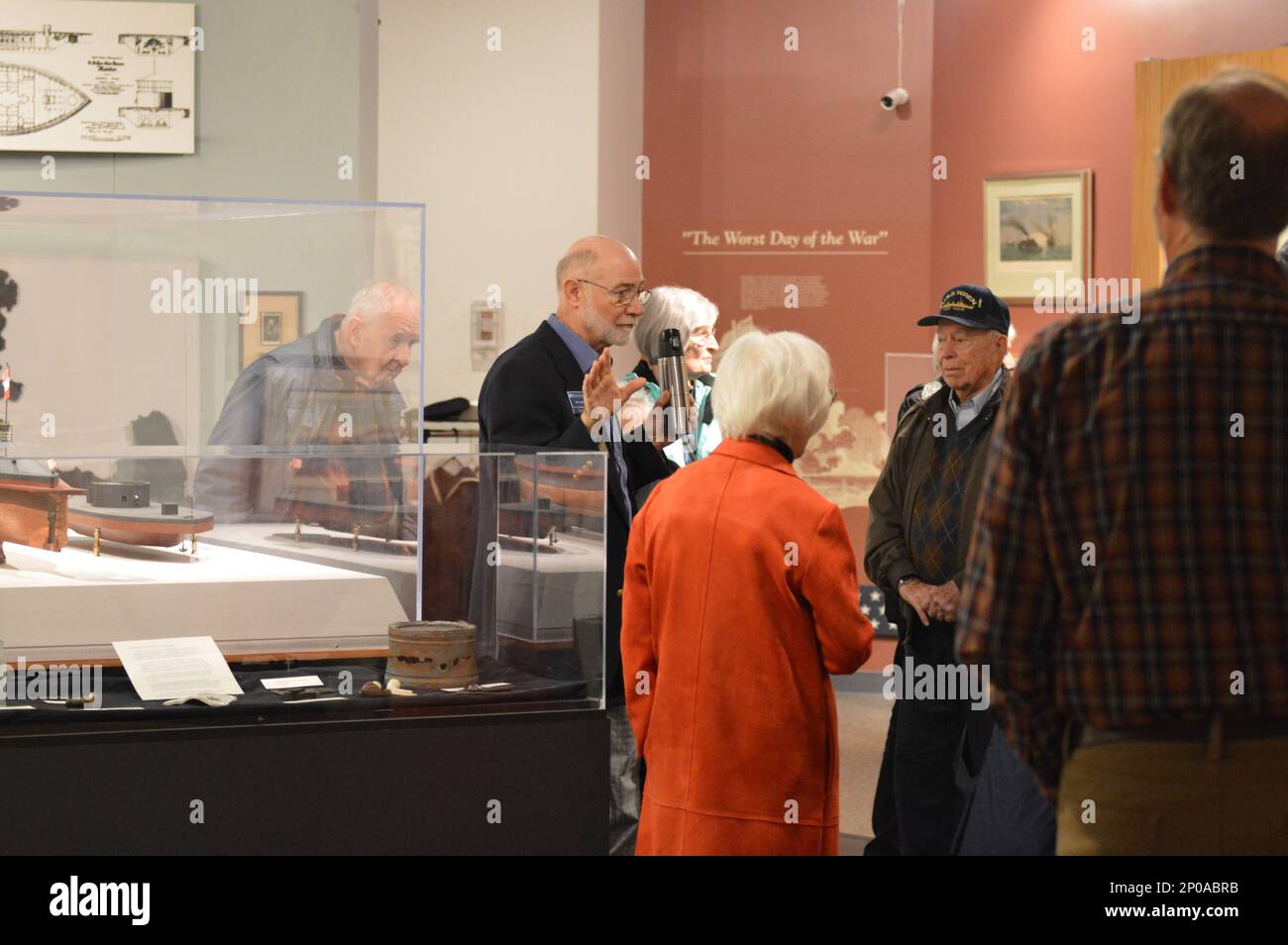 Rick Brown, ein Volunteer Docent im Hampton Roads Naval Museum, führt eine Tourgruppe durch die Galerie des Museums. Die Tour führte Besucher durch den Unabhängigkeitskrieg, den Bürgerkrieg und die Exponate aus dem Zweiten Weltkrieg. Außerdem hatte die Gruppe die Gelegenheit, die Ausstellung des Museums über die USA zu besichtigen Navy im Vietnamkrieg. Das Hampton Roads Naval Museum ist eines von zehn US-amerikanischen Marinemuseen innerhalb des Naval History and Heritage Command. Es liegt in Downtown Norfolk, Virginia und ist kostenlos zu besuchen. Stockfoto