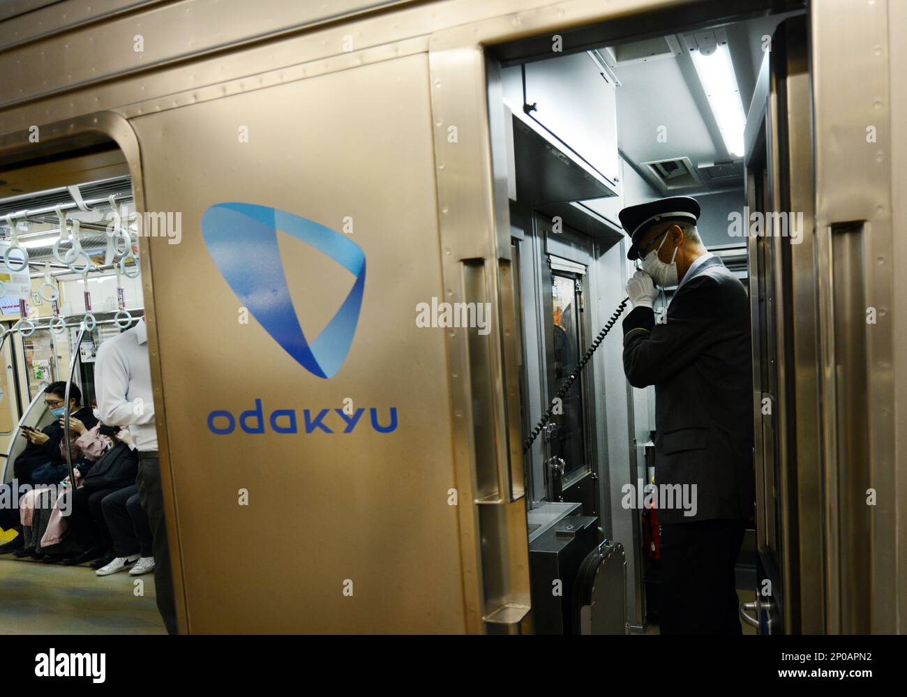 Die Odakyu-Linie verlässt den Bahnhof Shinjuku in Tokio, Japan. Stockfoto