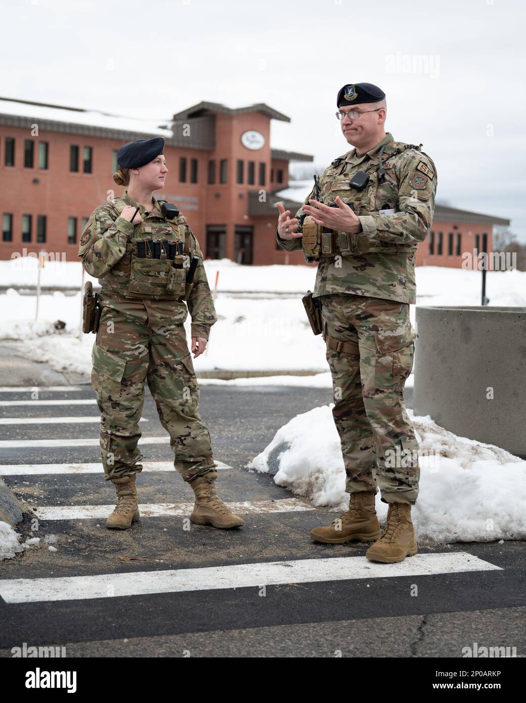 Staff Sgt. Molly Harris und Tech. Sergeant Michael Johnson, Mitglieder des 157. Sicherheitsgeschwaders, absolvieren eine Übung am Haupttor am 25. Januar 2023 in der Nationalgardenbasis Pease Air, New Hampshire. Die Verteidiger nehmen an verschiedenen spontanen Übungen Teil, um ihre zivilen Kollegen auszubilden und ihre eigenen Mitglieder wachsam und vorbereitet zu halten. Stockfoto