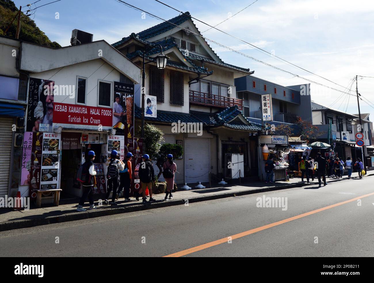 Spaziergang entlang der Hauptstraße in Hase, Kamakura Region, Präfektur Kanagawa, Japan. Stockfoto
