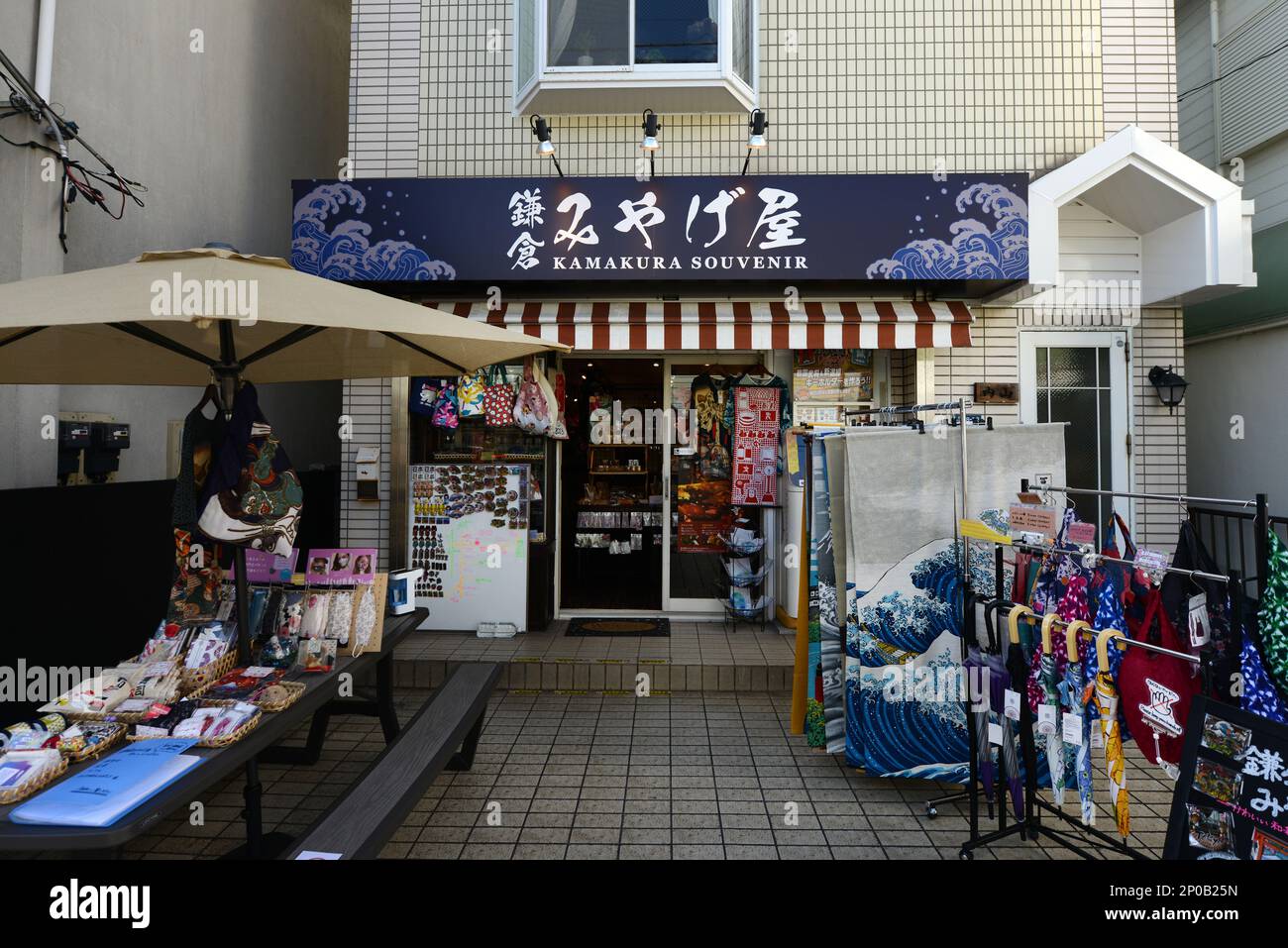 Kamakura Souvenir Shop in Hase, Kamakura, Präfektur Kanagawa, Japan. Stockfoto