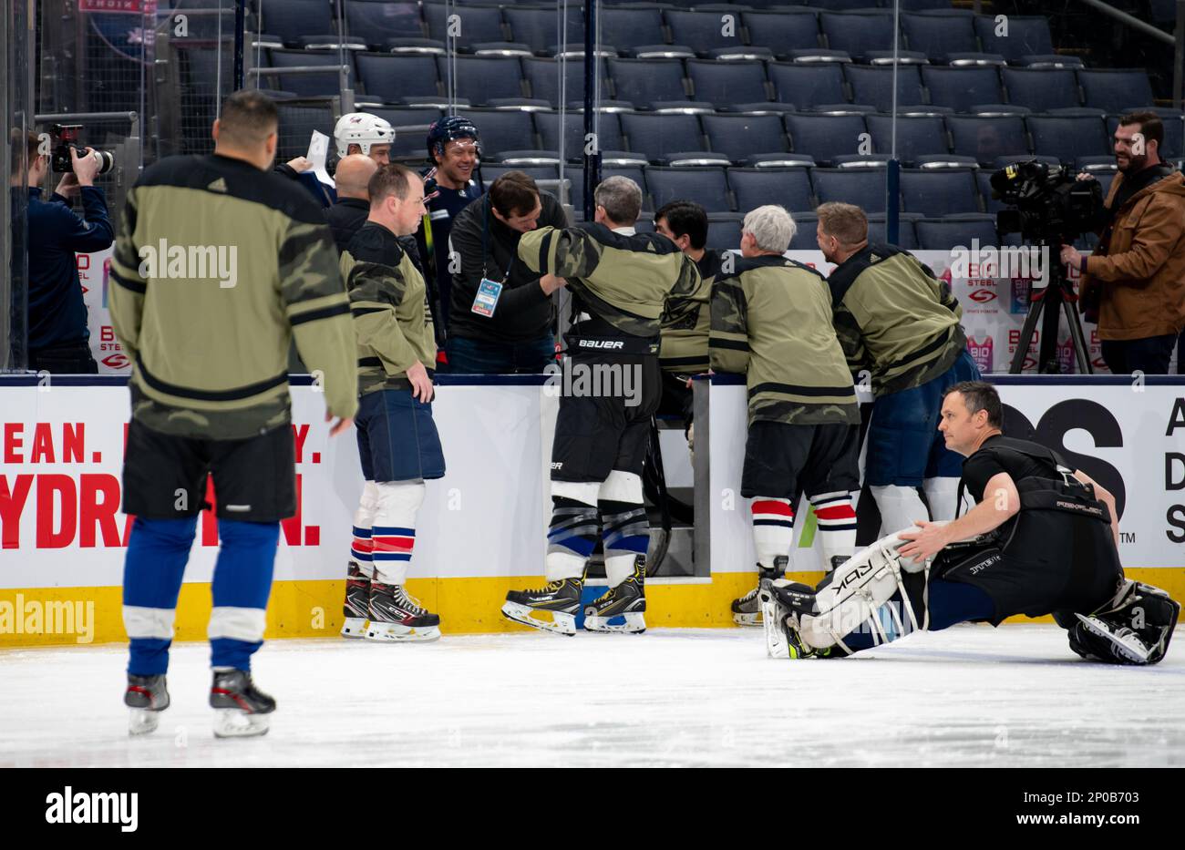 Die Spieler der Wright Flyers bereiten sich auf eine freundliche Ausstellung gegen ehemalige Spieler der Columbus Blue Jackets am 5. Januar 2023 in der Nationwide Arena in Columbus, Ohio, vor. Das Spiel war Teil der jährlichen Military Appreciation Night der Blue Jackets. Stockfoto