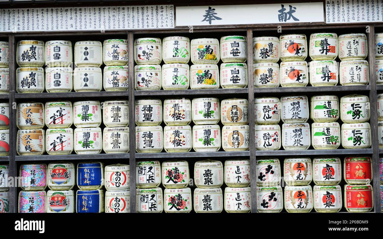 Dekorierte Sake-Fässer am Tsurugaoka Hachimangū-Schrein in Kamakura, Präfektur Kanagawa, Japan. Stockfoto