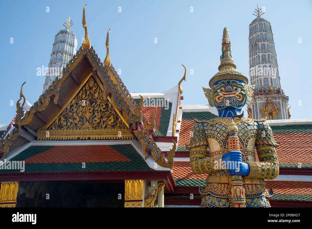 Wat Phra Kaew in Bangkok, der dämonische Wächter. Die Riesen sind Figuren, die sich durch ihre Hautfarbe und Krone auszeichnen. Jeder Riese ist etwa 5 Meter lang Stockfoto