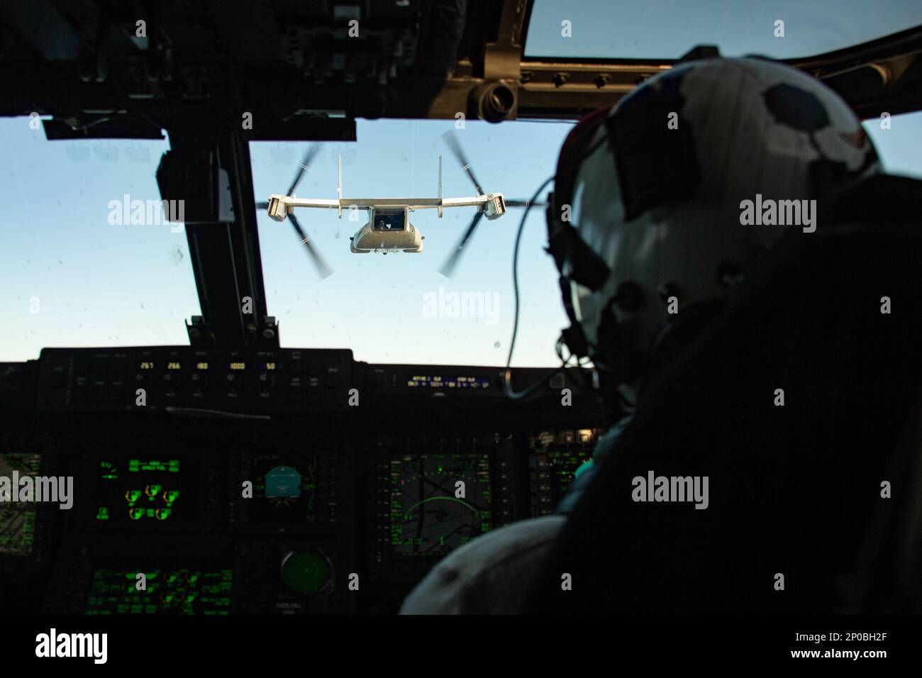 PACIFIC OCEAN (25. Januar 2023) LT. Jim Ruck aus Alameda, Kalifornien, fliegt in Formation mit einem CMV-22B Osprey, der dem Fleet Logistics Multi-Mission Squadron (VRM) 30 zugeteilt ist. VRM 30, dem Carrier Air Wing 9 zugewiesen, befindet sich derzeit in der Naval Air Station North Island zur Unterstützung des Routinebetriebs in der US-3.-Flotte. Stockfoto