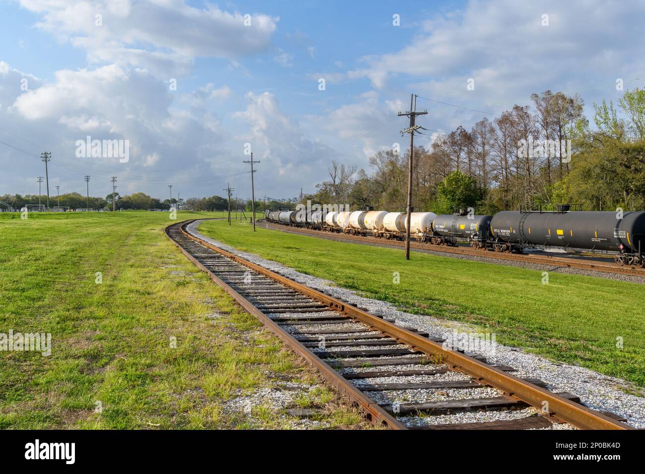 NEW ORLEANS, LA, USA - 1. MÄRZ 2023: Zug mit Tankwagen, der Gefahrgut transportiert, durchquert dicht besiedelte Gebiete in Uptown New Orleans Stockfoto