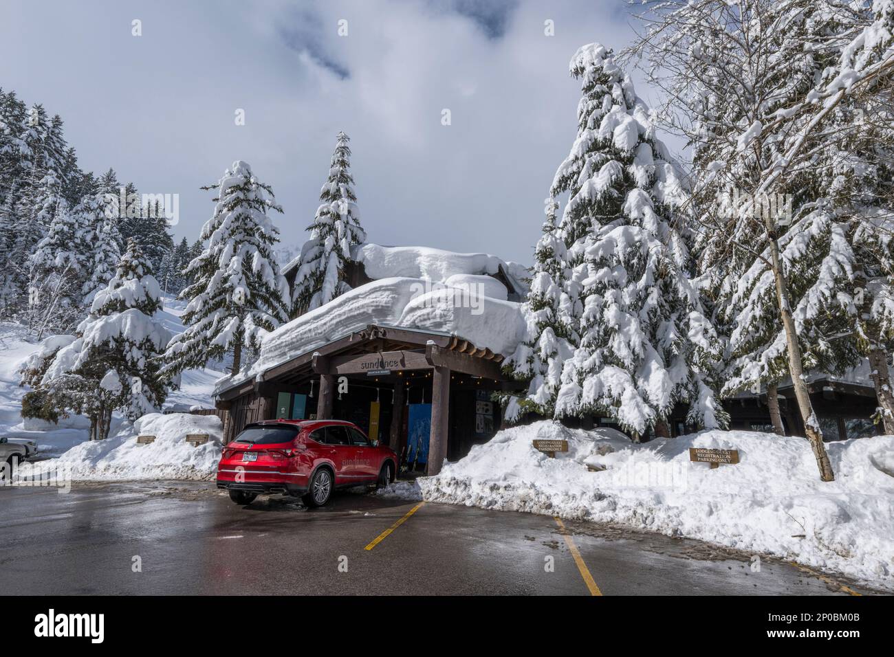 Blick auf das Eingangsgebäude des Sundance Resort im Winter, auch bekannt als Sundance Mountain Resort, ein Skigebiet, das sich 13 Meilen (21 km) nördlich der Stadt befindet Stockfoto