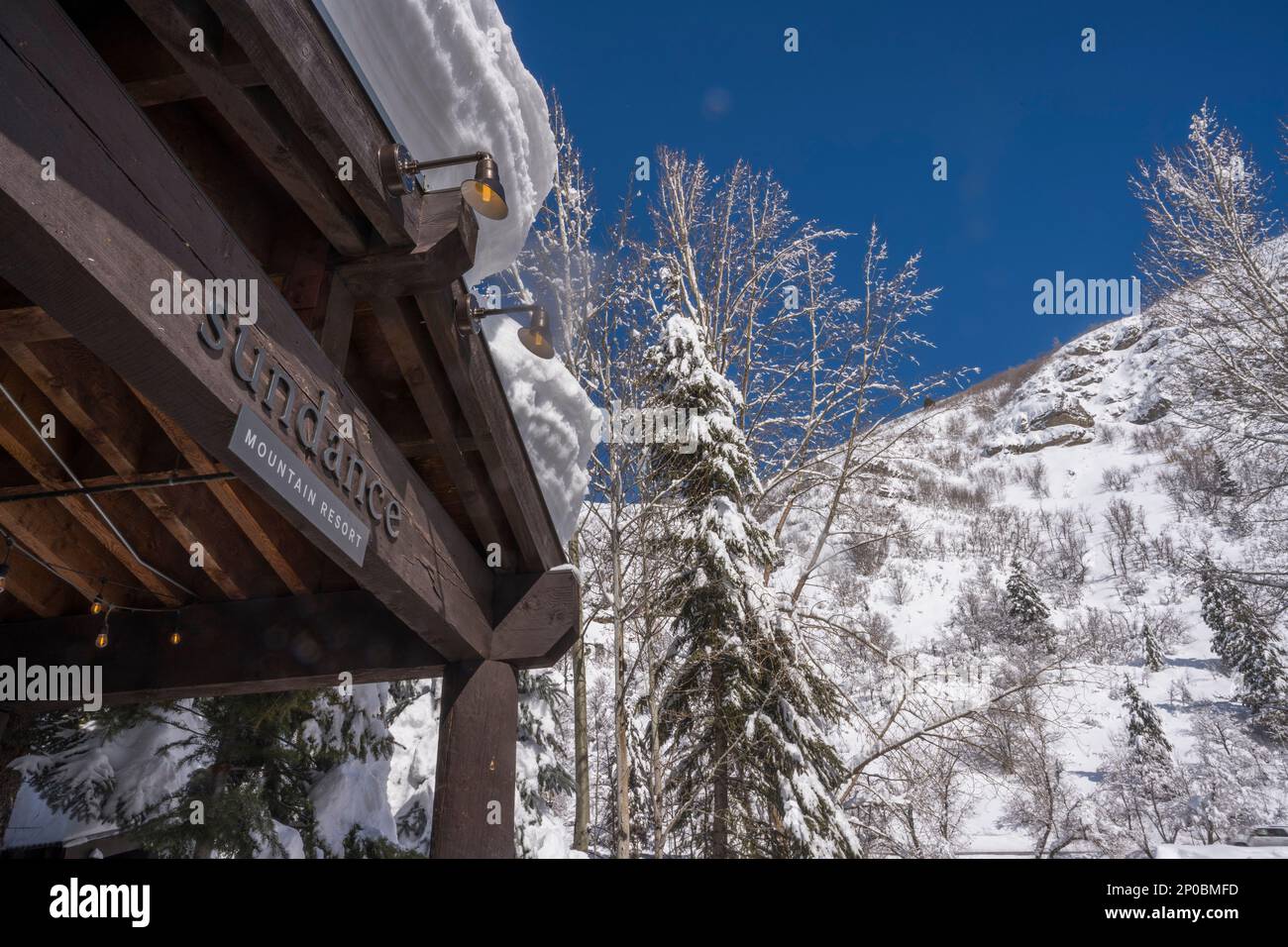 Blick auf das Eingangsgebäude des Sundance Resort im Winter, auch bekannt als Sundance Mountain Resort, ein Skigebiet, das sich 13 Meilen (21 km) nördlich der Stadt befindet Stockfoto