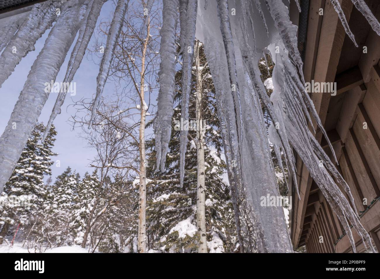 Eiszapfen auf den Gebäuden des Sundance Resorts im Winter, auch bekannt als Sundance Mountain Resort, ein Skigebiet, das sich 13 Meilen (21 km) nördlich der Stadt befindet Stockfoto