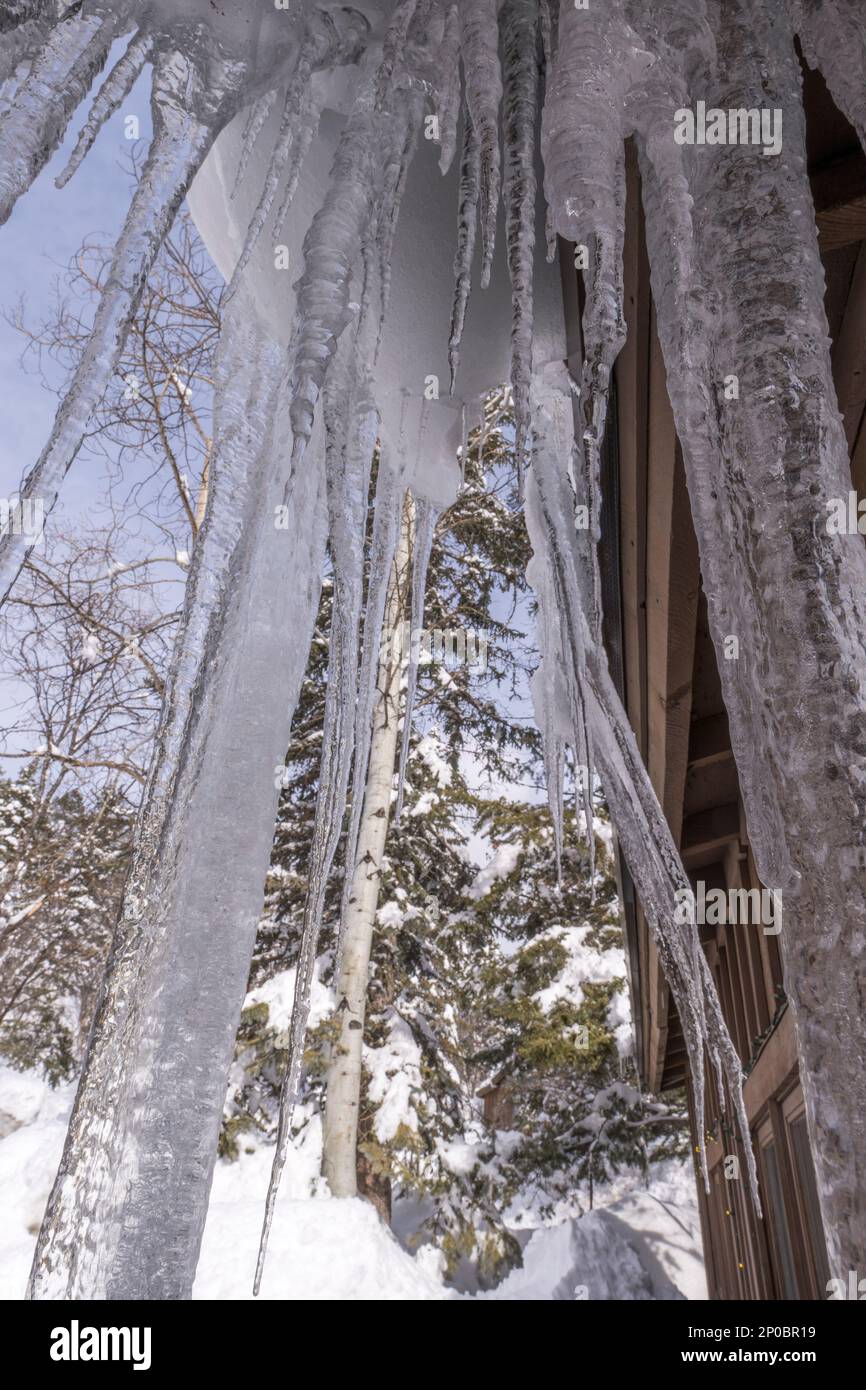 Eiszapfen auf den Gebäuden des Sundance Resorts im Winter, auch bekannt als Sundance Mountain Resort, ein Skigebiet, das sich 13 Meilen (21 km) nördlich der Stadt befindet Stockfoto