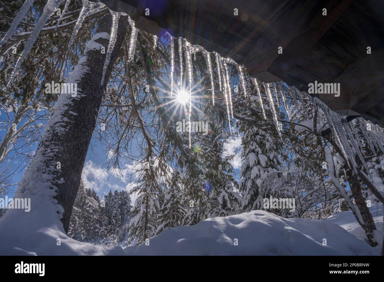Eiszapfen mit einem Sonnenschein auf den Gebäuden des Sundance Resorts im Winter, auch bekannt als Sundance Mountain Resort, ein 13 Meilen (2,4 km) entferntes Skigebiet Stockfoto
