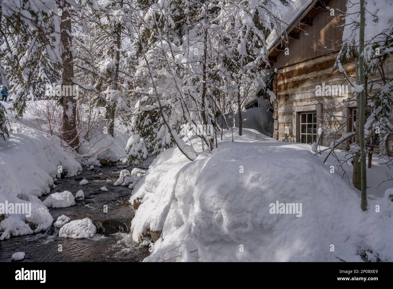 Winterscene mit dem Bach vor der Owl Bar im Sundance Resort, auch bekannt als Sundance Mountain Resort, ein 13 km langes Skigebiet Stockfoto