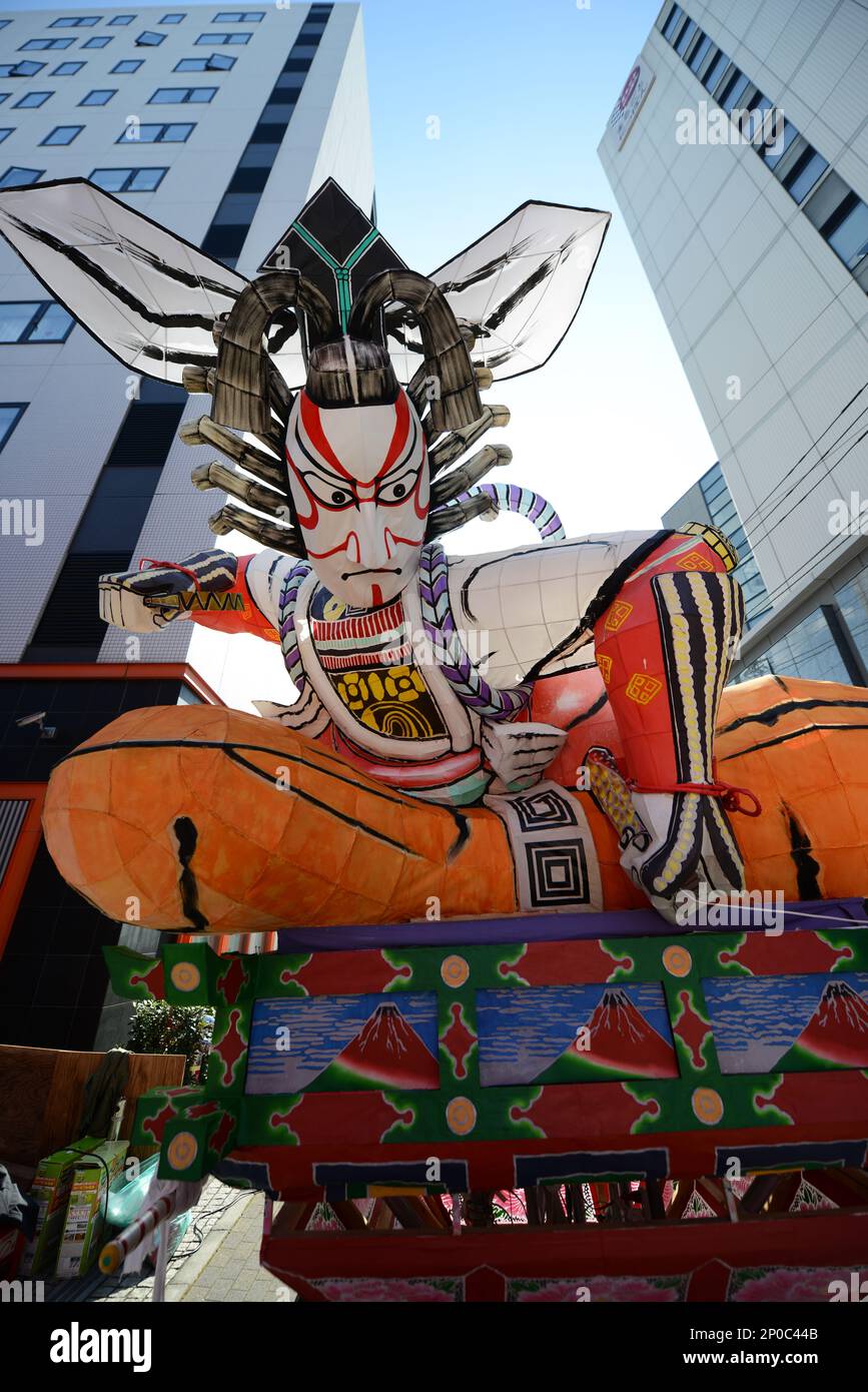 Ein riesiger Festwagen mit einer Kabuki-Schauspielfigur während eines Nebuta Festivals in Asakusa, Tokio, Japan. Stockfoto