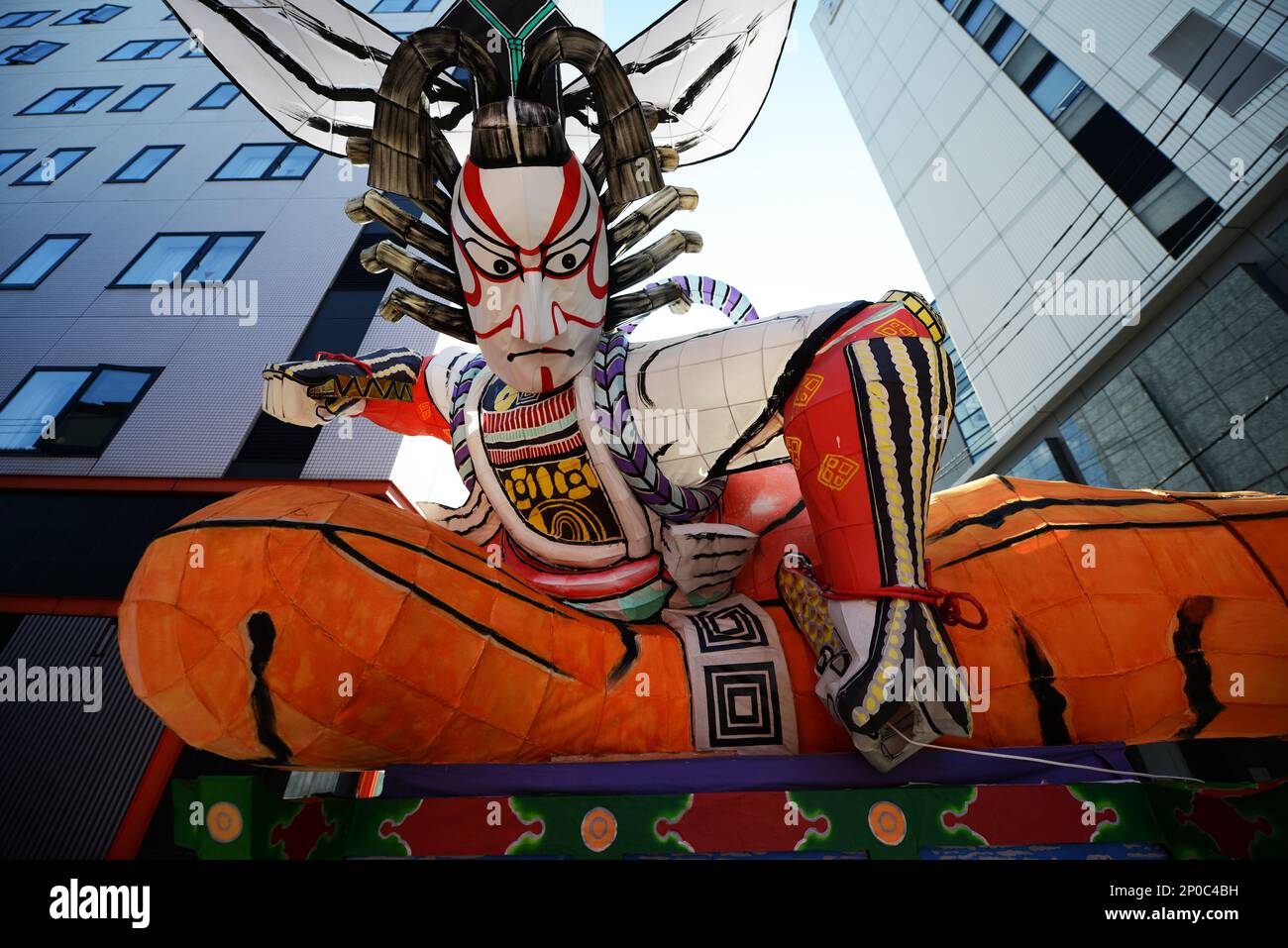 Ein riesiger Festwagen mit einer Kabuki-Schauspielfigur während eines Nebuta Festivals in Asakusa, Tokio, Japan. Stockfoto