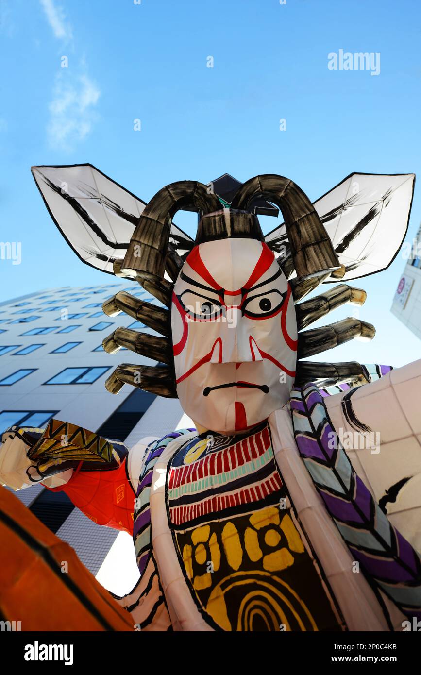 Ein riesiger Festwagen mit einer Kabuki-Schauspielfigur während eines Nebuta Festivals in Asakusa, Tokio, Japan. Stockfoto