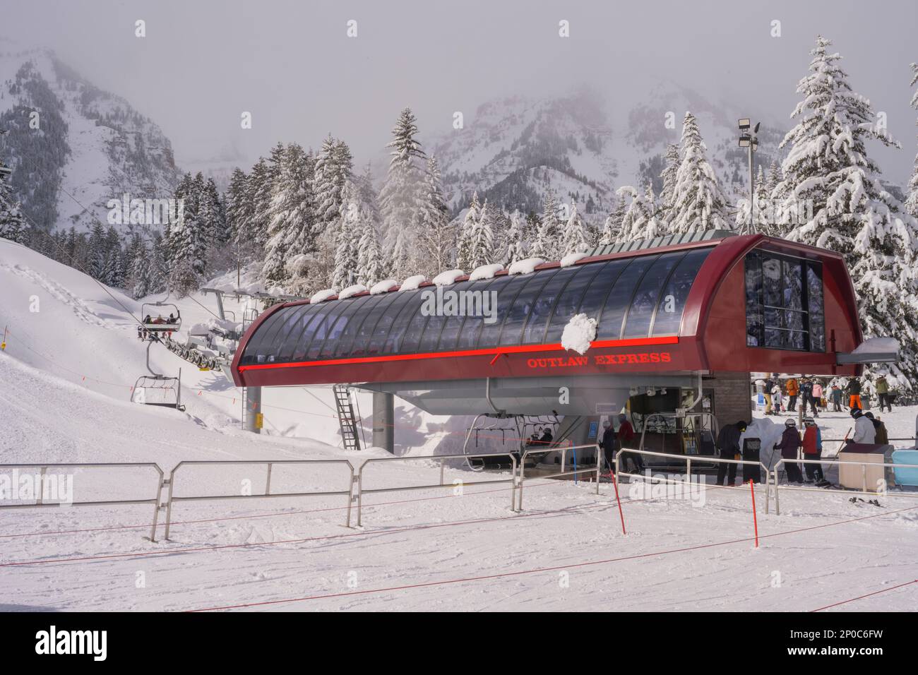Blick auf die Skipisten und den Skilift im Sundance Resort, auch bekannt als Sundance Mountain Resort, das ein Skigebiet ist, das 13 Meilen (21 km) nördlich liegt Stockfoto