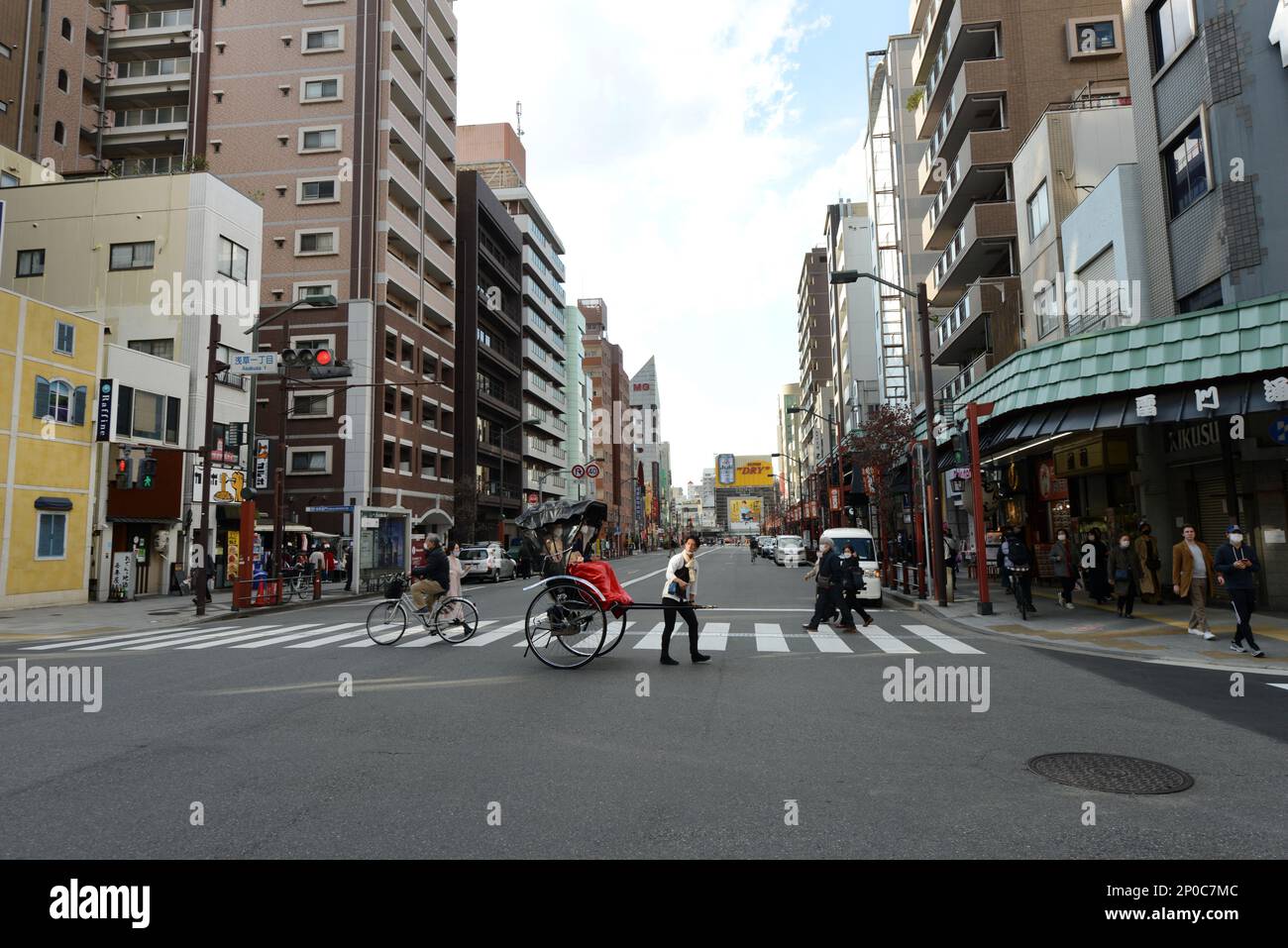 Besichtigungstour mit einer traditionellen männlich gezogenen Rikscha in Asakusa, Tokio, Japan. Stockfoto