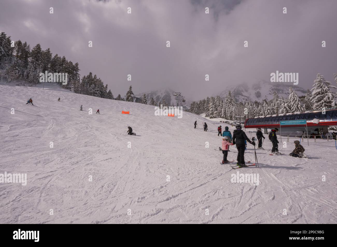 Blick auf die Skipisten und den Skilift im Sundance Resort, auch bekannt als Sundance Mountain Resort, das ein Skigebiet ist, das 13 Meilen (21 km) nördlich liegt Stockfoto